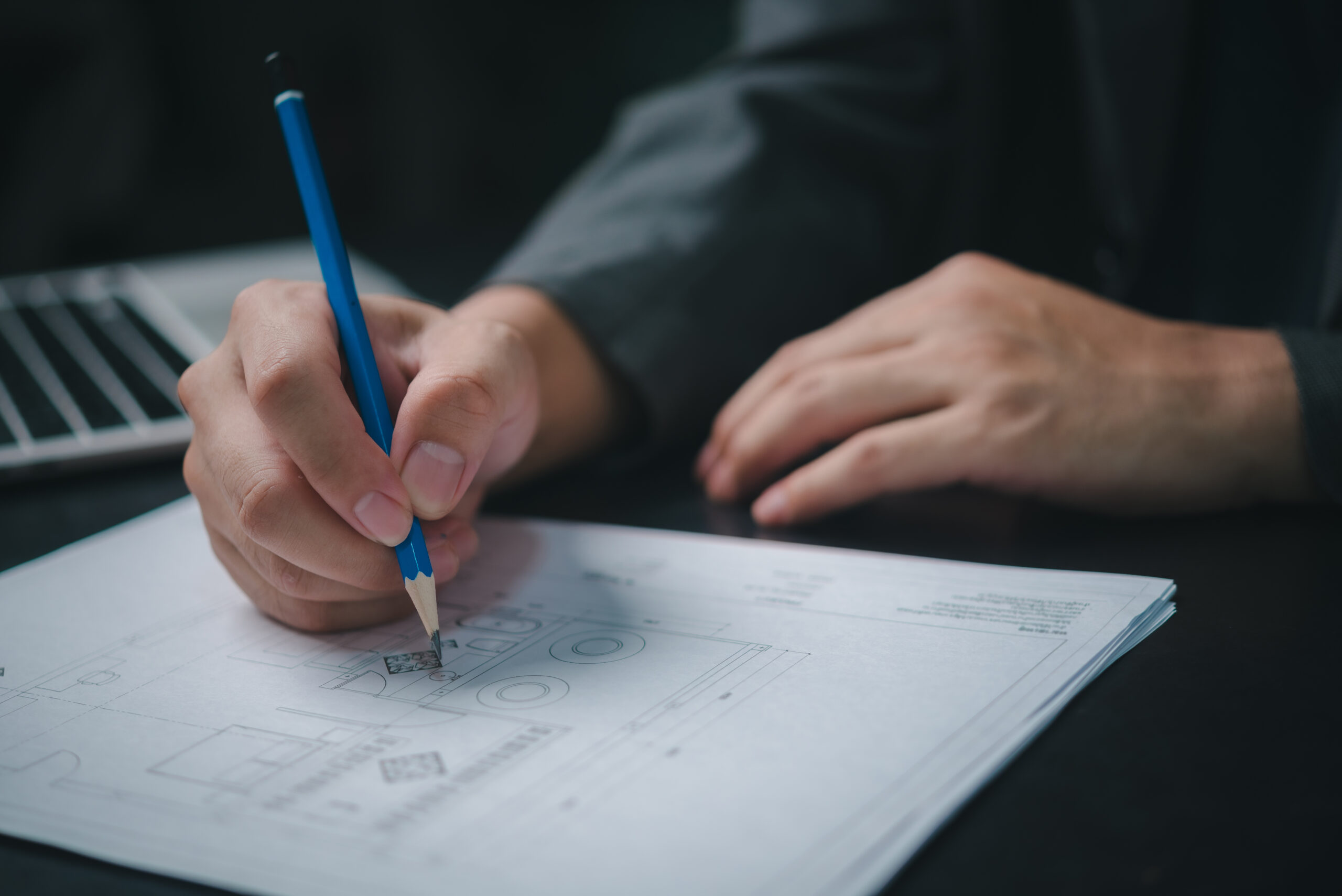 Arquitecto e ingeniero colaborando en reforma